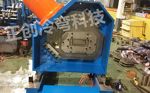 車廂板成型機(jī)的主要結(jié)構(gòu)特點(diǎn)